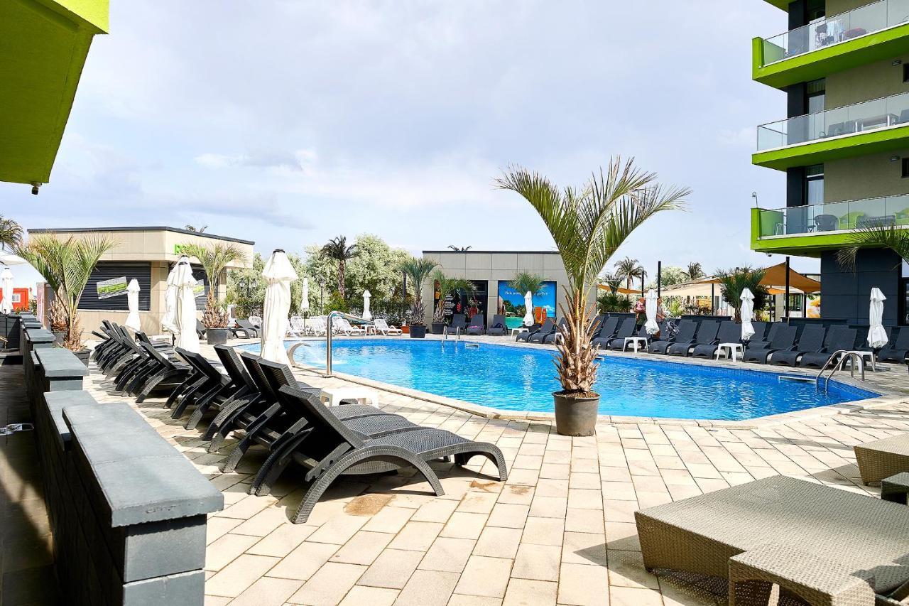 Moonlight Studio - Spa N Pools Beach Resort Mamaia Exteriör bild