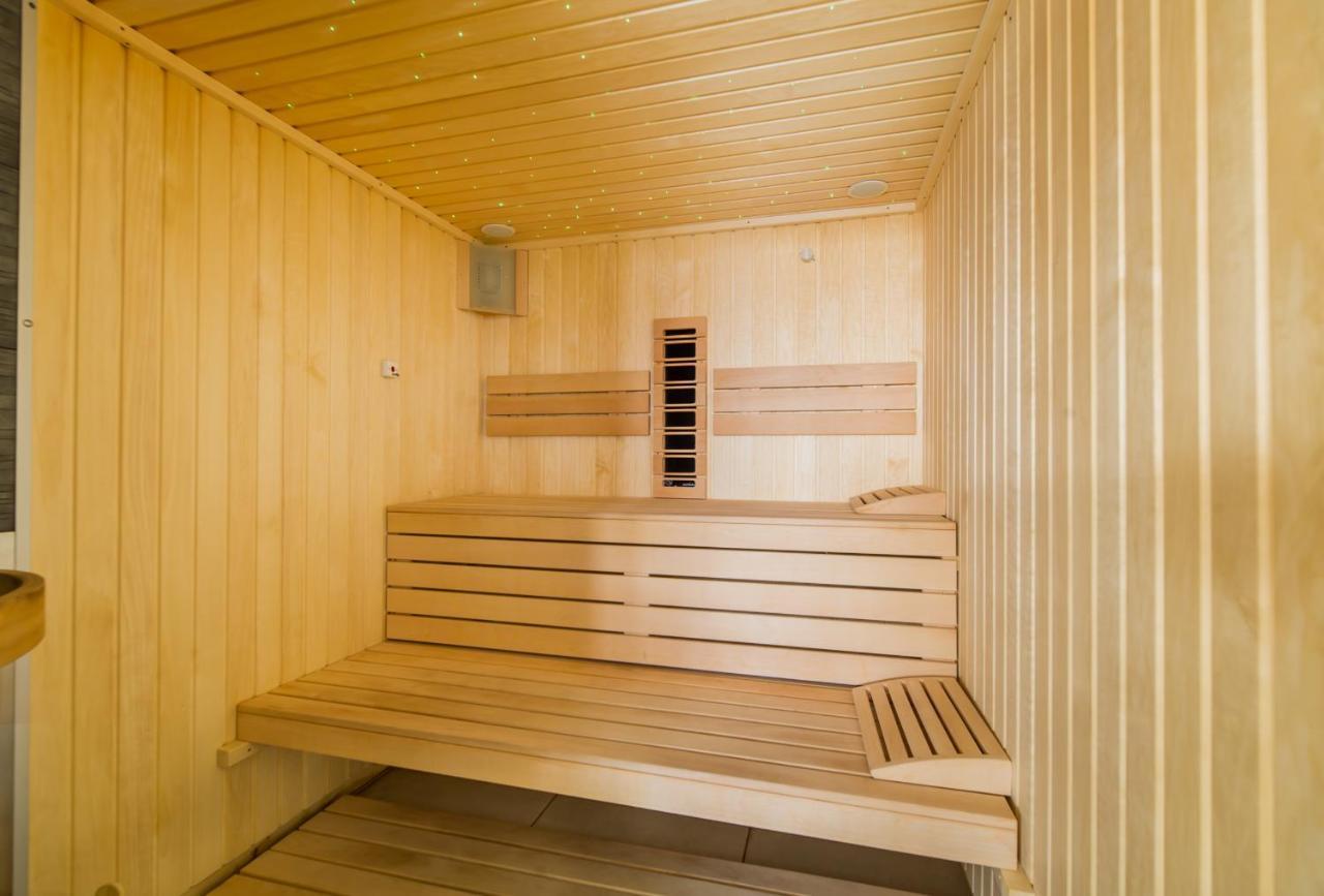 Moonlight Studio - Spa N Pools Beach Resort Mamaia Exteriör bild