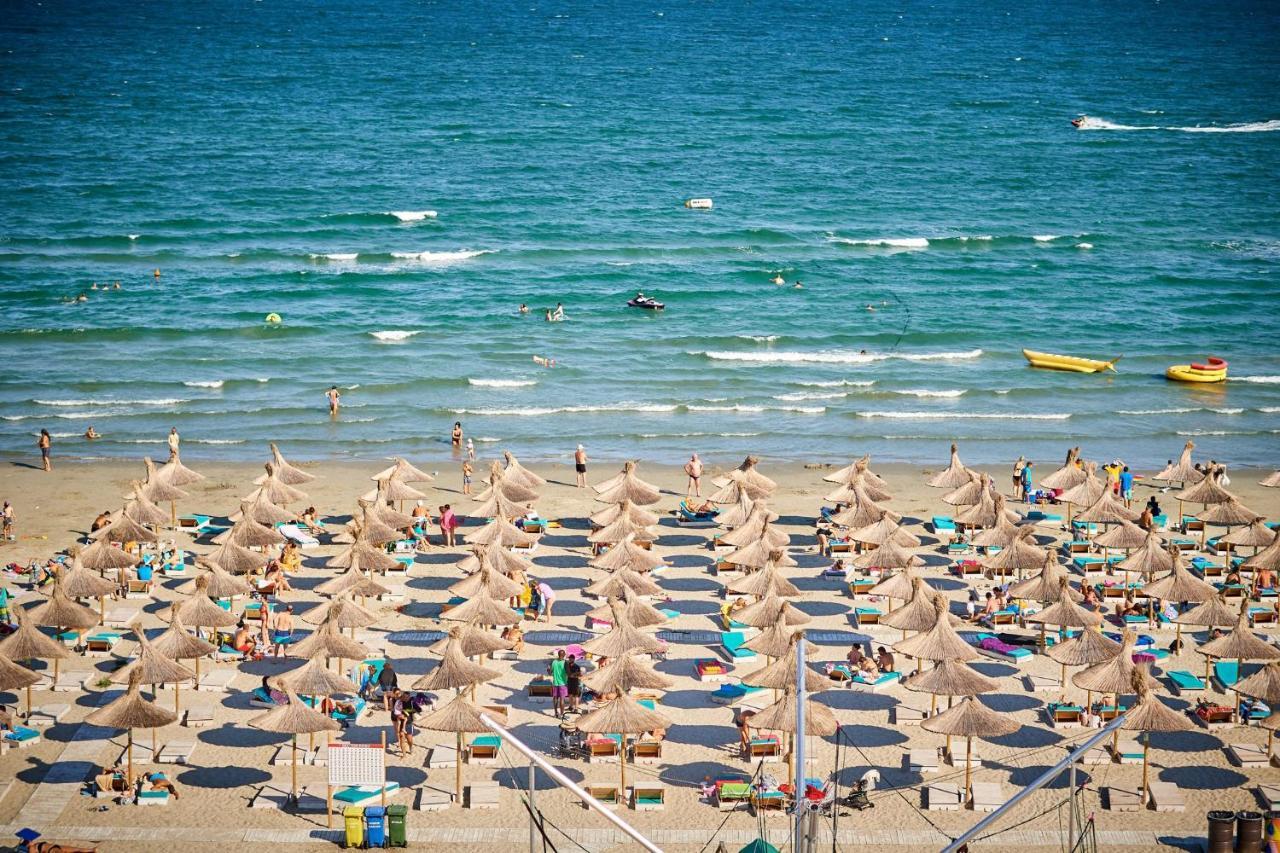 Moonlight Studio - Spa N Pools Beach Resort Mamaia Exteriör bild