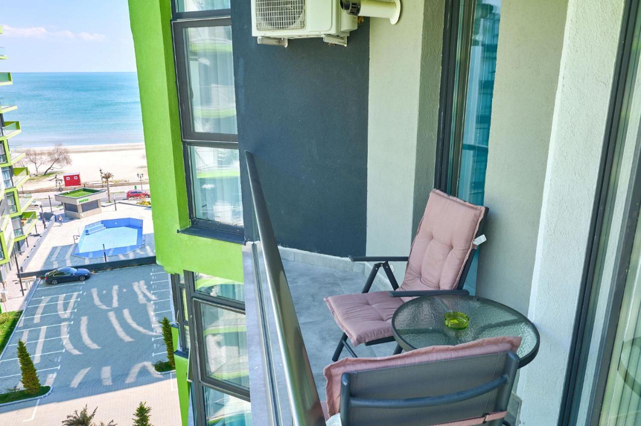 Moonlight Studio - Spa N Pools Beach Resort Mamaia Exteriör bild
