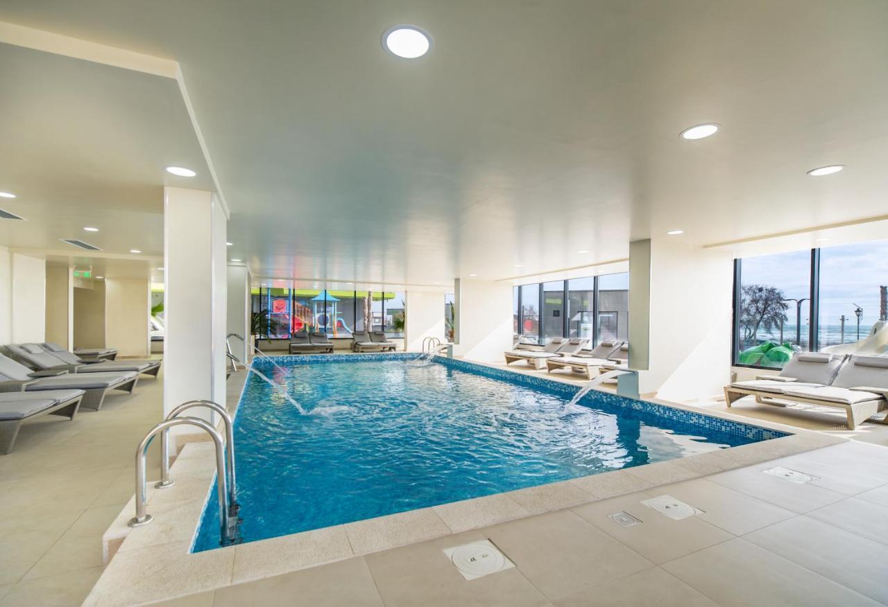 Moonlight Studio - Spa N Pools Beach Resort Mamaia Exteriör bild